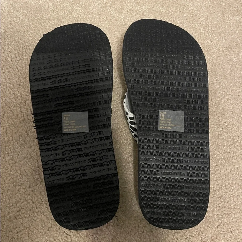 Yellow Box Women's White/Black Fiasco Flip Flops Size 8 (New With Tags) - Picture 4 of 7